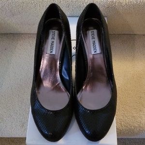 Steve Madden black snake pumps